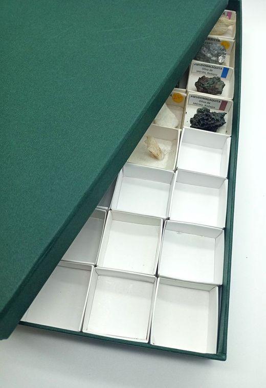 Estuche verde de cartón para 40 cajitas de 40x40 mm.