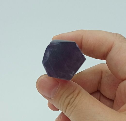 Fluorita arcoíris en punta pulida