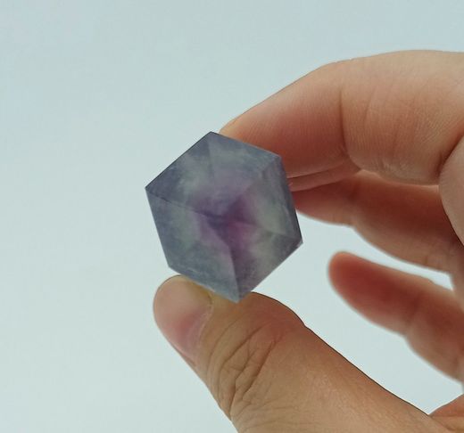 Fluorita arcoíris en punta pulida