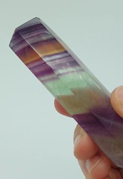Fluorita arcoíris en punta pulida
