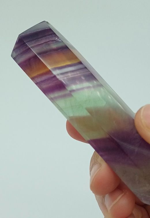 Fluorita arcoíris en punta pulida