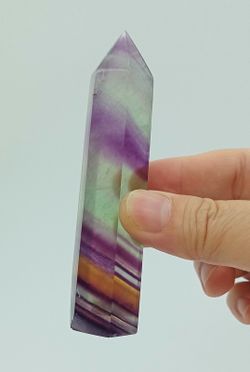 Fluorita arcoíris en punta pulida