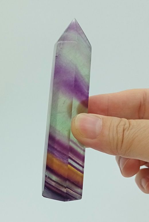Fluorita arcoíris en punta pulida