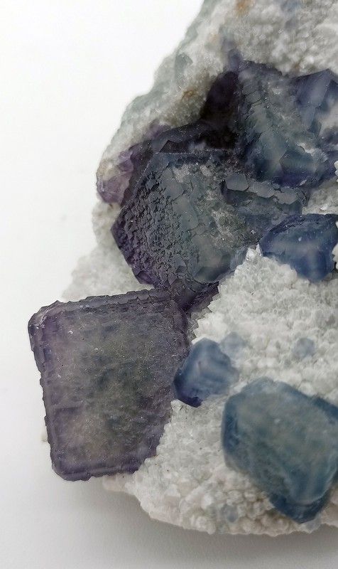 Fluorita azul sobre cuarzo