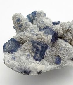 Fluorita azul sobre cuarzo