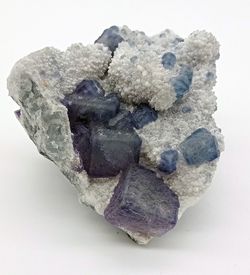 Fluorita azul sobre cuarzo
