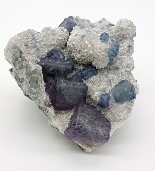 Fluorita azul sobre cuarzo