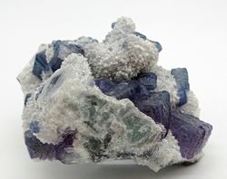 Fluorita azul sobre cuarzo