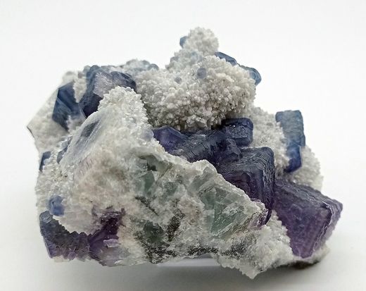 Fluorita azul sobre cuarzo