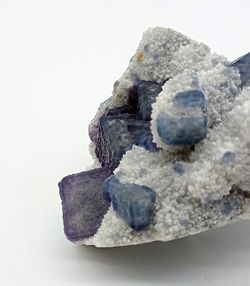 Fluorita azul sobre cuarzo