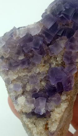 Fluorita violeta en matriz