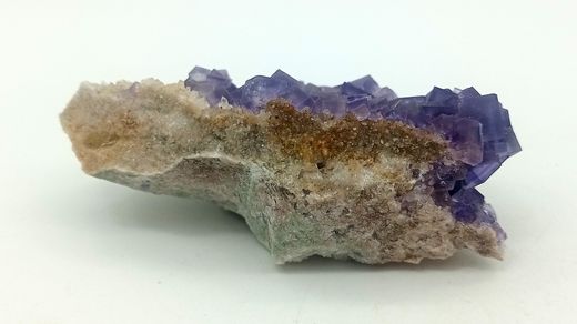 Fluorita violeta en matriz