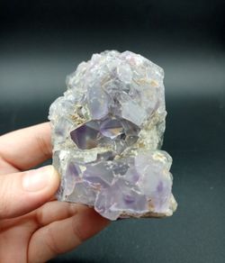 Fluorita (Grupo de cristales rombododecaédricos)