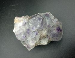 Fluorita (Grupo de cristales rombododecaédricos)