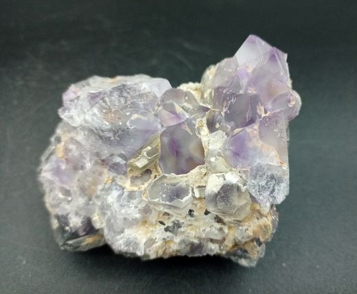 Fluorita (Grupo de cristales rombododecaédricos)