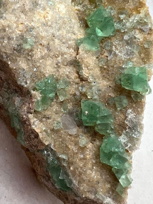 Fluorita Verde (Cristales octaédricos sobre matriz)