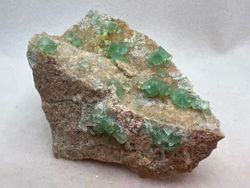 Fluorita Verde (Cristales octaédricos sobre matriz)