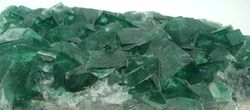 Fluorita verde en grupo de cristales