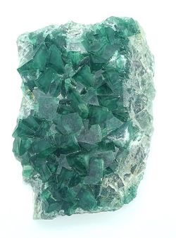 Fluorita verde en grupo de cristales