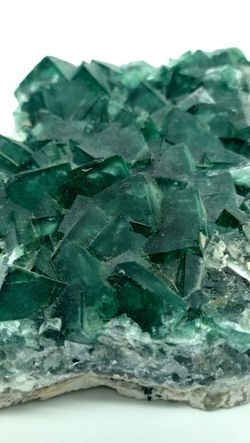 Fluorita verde en grupo de cristales