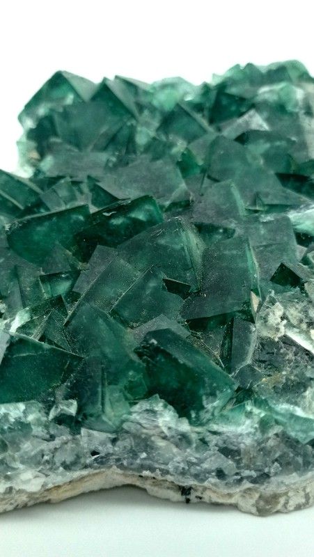 Fluorita verde en grupo de cristales