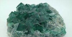 Fluorita verde en grupo de cristales