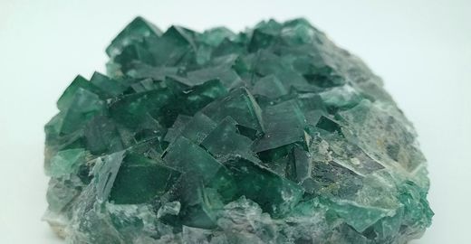 Fluorita verde en grupo de cristales