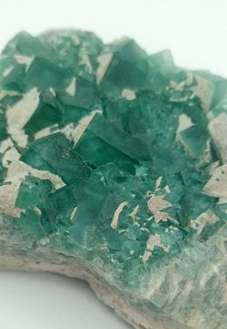 Fluorita verde en grupo de cristales cúbicos