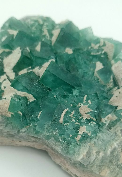 Fluorita verde en grupo de cristales cúbicos