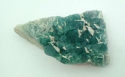 Fluorita verde en grupo de cristales cúbicos