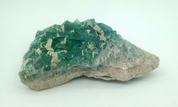 Fluorita verde en grupo de cristales cúbicos