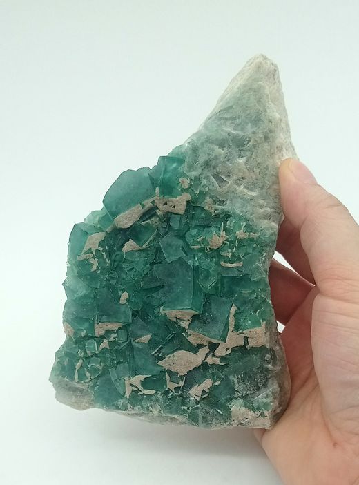 Fluorita verde en grupo de cristales cúbicos