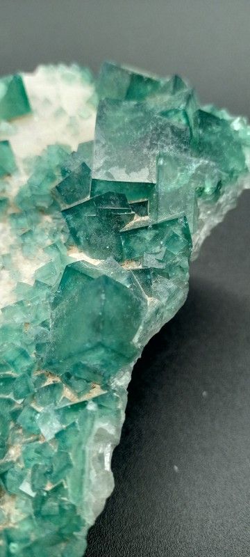 Fluorita verde grupo de cristales cúbicos