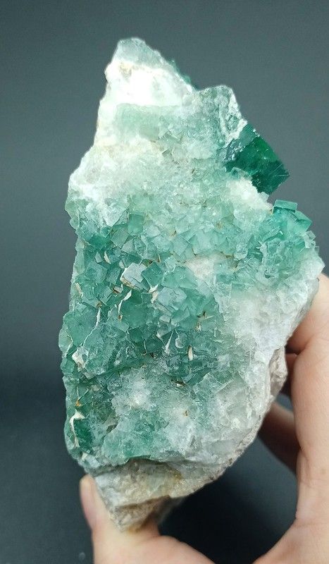 Fluorita verde grupo de cristales cúbicos