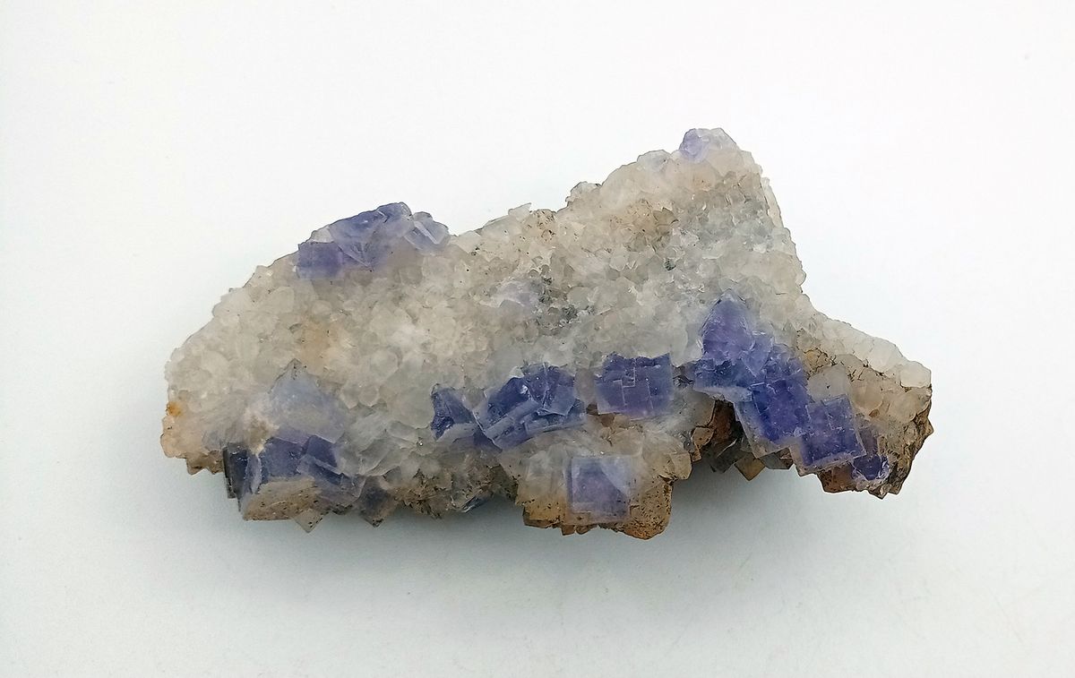 Fluorita violeta con cuarzo