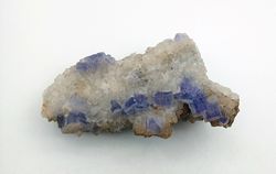 Fluorita violeta con cuarzo