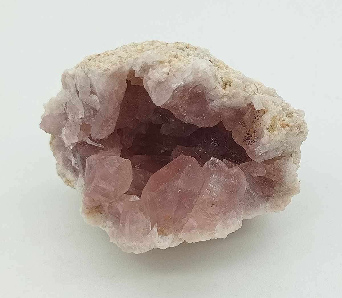 Geoda de Amatista rosa cuya medida es: 47x34x32 mm. Midiendo su cristal ...