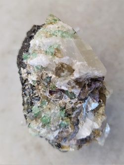 Grafito cristalizado con Granate Tsavorita