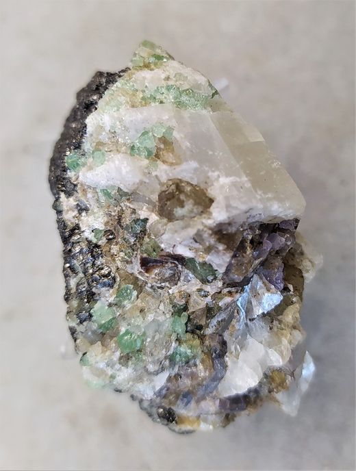 Grafito cristalizado con Granate Tsavorita