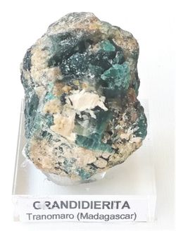 Grandidierita color verde mar