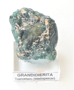 Grandidierita masa compacta color verde mar