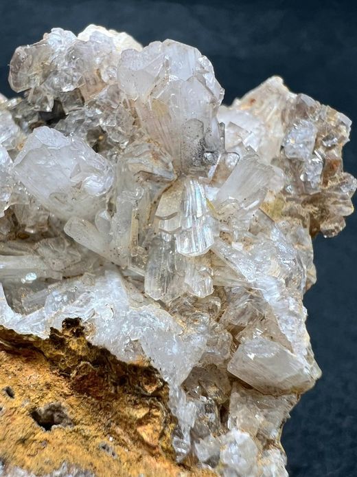 Hemimorfita cristales sobre goshan