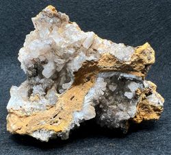 Hemimorfita cristales sobre goshan