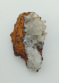 Hemimorfita cristales sobre matriz