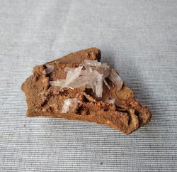 Hemimorfita cristales incoloros sobre matriz