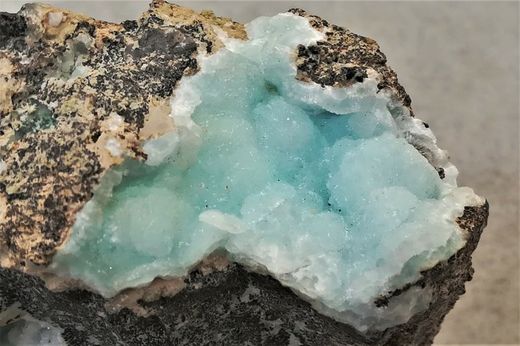 Hemimorfita globular en matriz