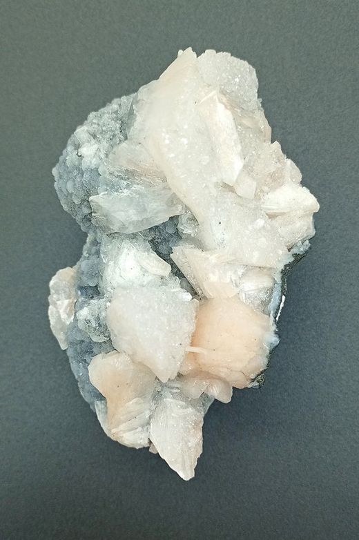 Heulandita y Estilbita sobre Calcedonia