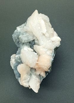 Heulandita y Estilbita sobre Calcedonia