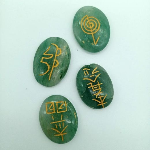 Juego de piedras en rodados planos de símbolos de Reiki para sanación a nivel energético.