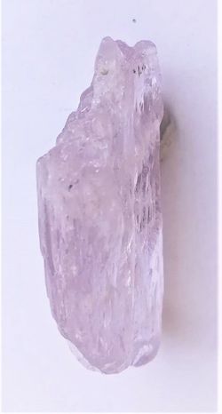 Kunzita cristal aplanado